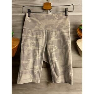 lululemon Wunder Under HR‎ Short 10" Jac Size 2 Camo Alpine/White